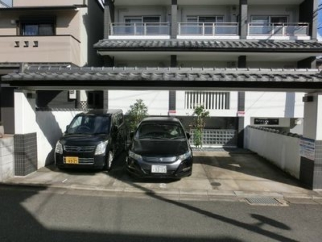 モンシャンブル室町ガレージの月極駐車場