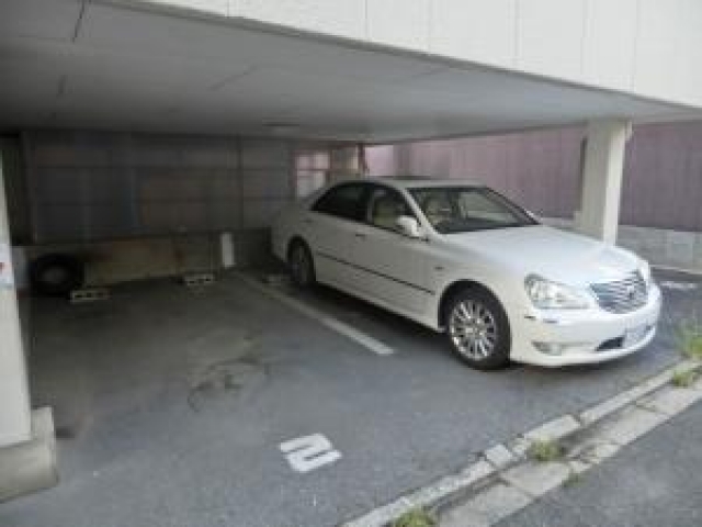 プチシャトー紫野ガレージの月極駐車場2