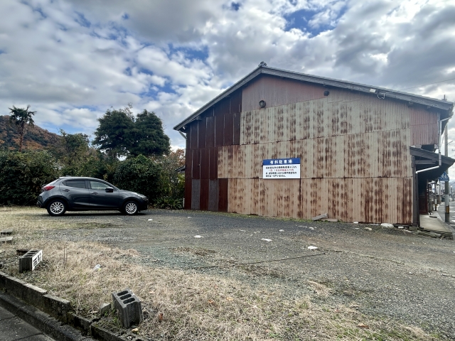 西川ガレージ北塩屋の月極駐車場