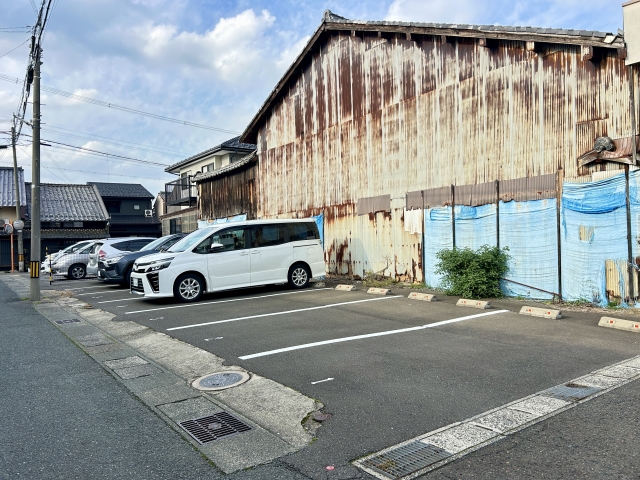 津島　Ｔ　駐車場（マンション若狭前）の月極駐車場