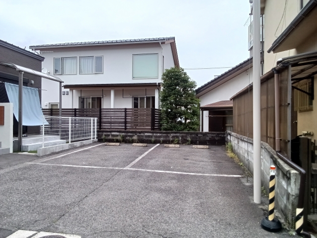 西崎ガレージの月極駐車場