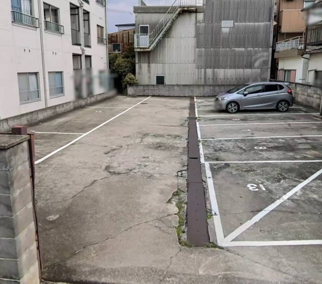 桒田マンションの月極駐車場