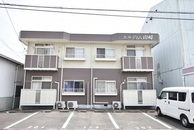 エルディム山崎の月極駐車場