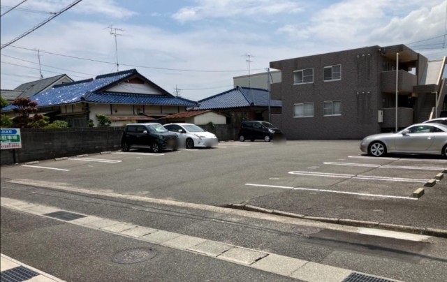 ライフ松小田本町月極駐車場の月極駐車場