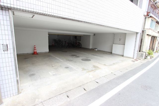 ドエル市川参番館駐車場の月極駐車場1