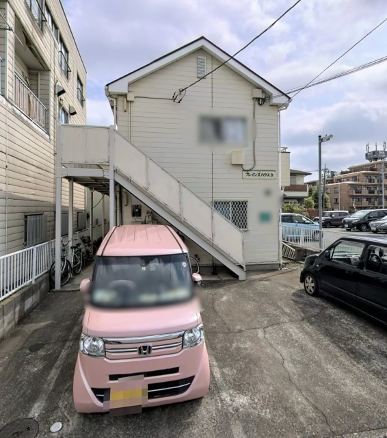 ザ・プレインズハウスD棟の月極駐車場
