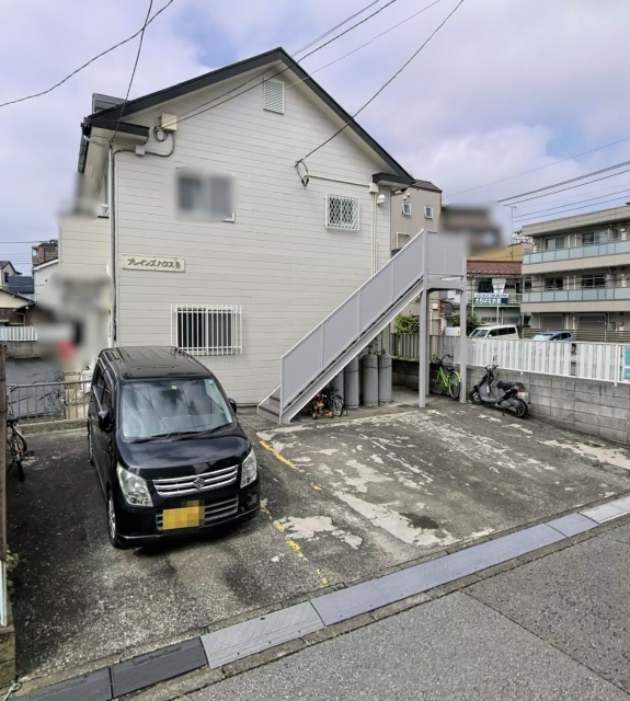 ザ・プレインズハウスB棟の月極駐車場