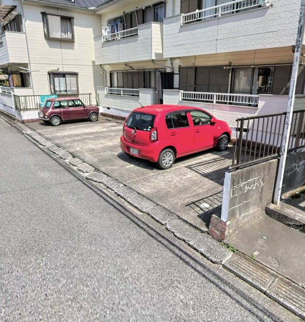 シャインハイツの月極駐車場