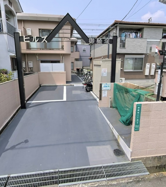 ヒルズ御願塚の月極駐車場