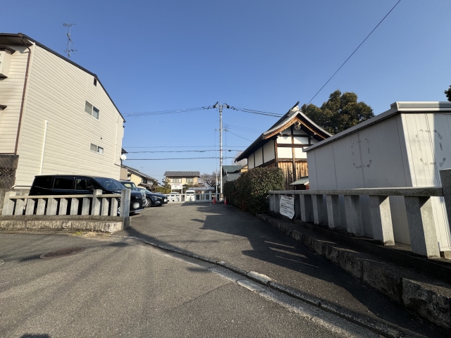 神社横ガレージの月極駐車場
