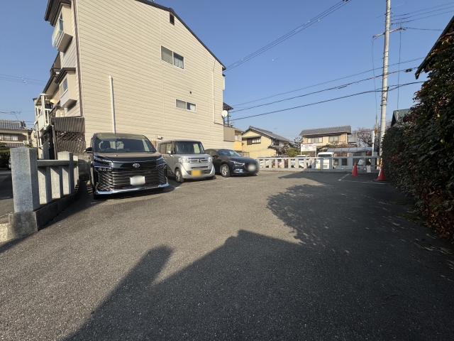 神社横ガレージの月極駐車場2