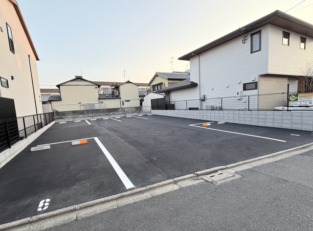 西出町７４－５ガレージの月極駐車場