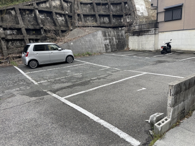 松本興産ガレージの月極駐車場2