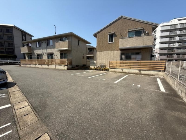 リュエルクールA棟の月極駐車場