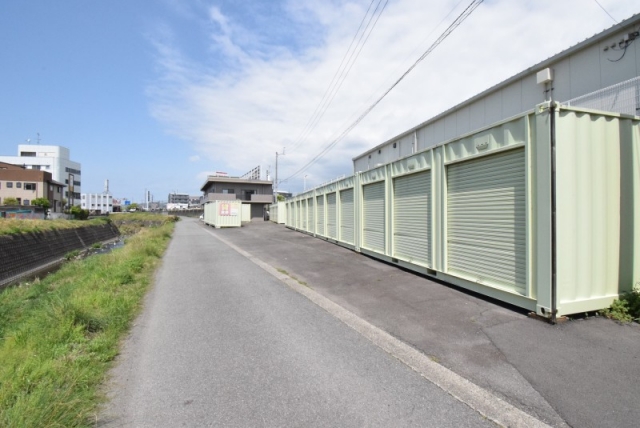 コンテナ屋来住町の月極駐車場