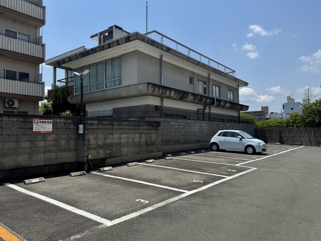 西川ガレージの月極駐車場