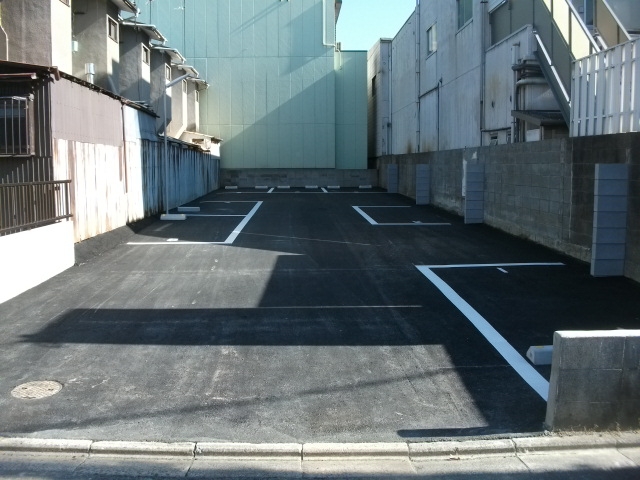 西院太田町ガレージの月極駐車場