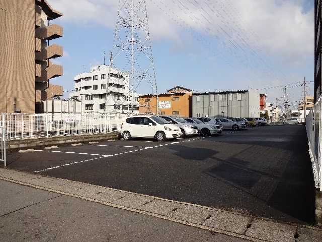 今井駅前ガレージの月極駐車場