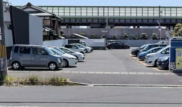 鳥友ガレージの月極駐車場4