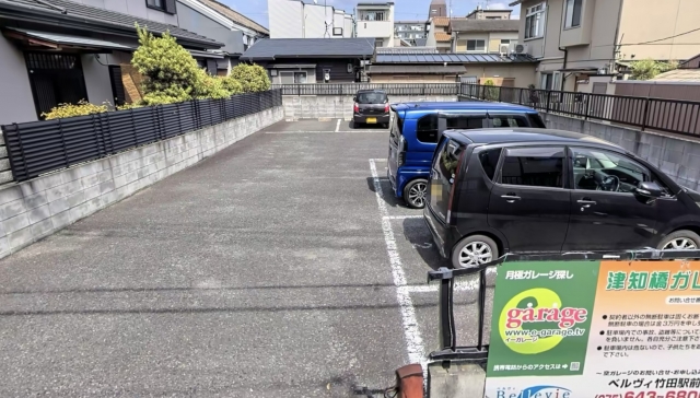 津知橋ガレージの月極駐車場2
