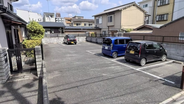 津知橋ガレージの月極駐車場3