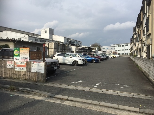 石田ガレージの月極駐車場