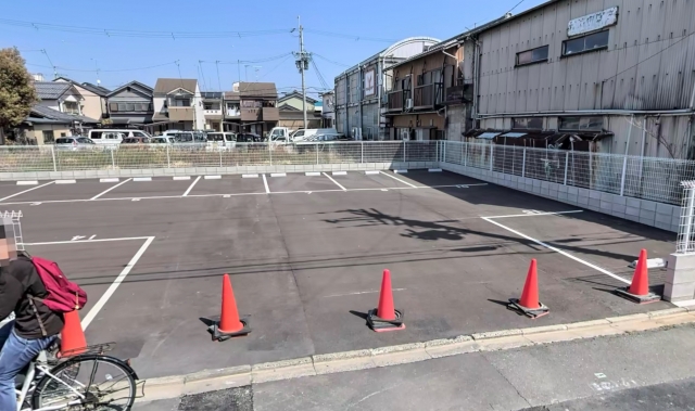 上鳥羽南中ノ坪町ガレージの月極駐車場3