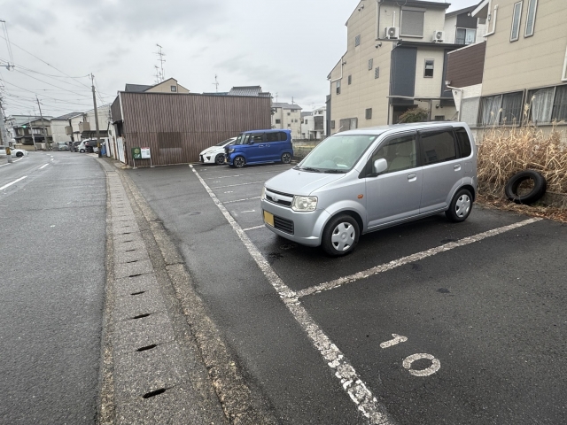 小寺ガレージの月極駐車場3